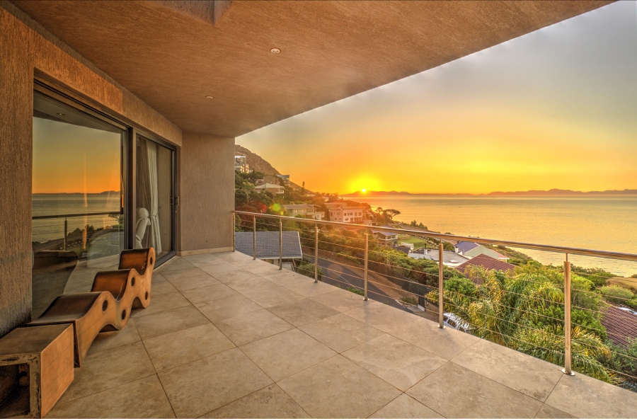 To Let 4 Bedroom Property for Rent in Mountainside Western Cape